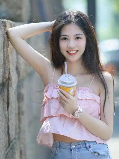 她的长相很甜美可爱,长相和气质都非常讨喜,因此,有很多人喜欢她!