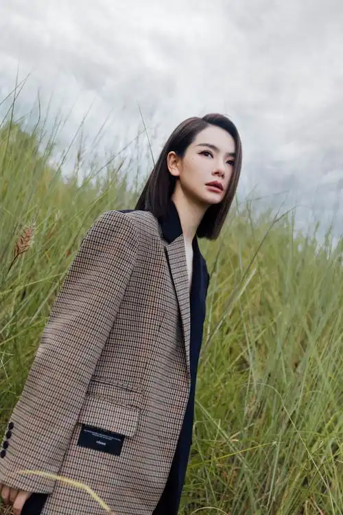 戚薇拼接西装干练性感写真_戚薇利落短发初秋写真_三千图片网