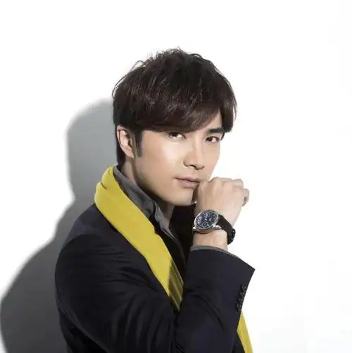 贺军翔疑似出轨照片曝光?与辣妹牵手拥吻,经纪人出面澄清遭打脸