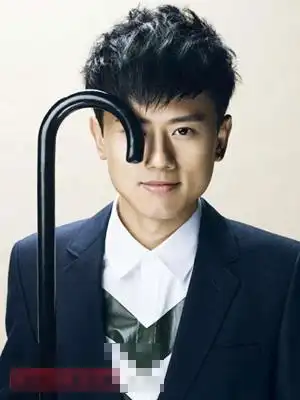 好看又时尚的男生桃心形刘海发型