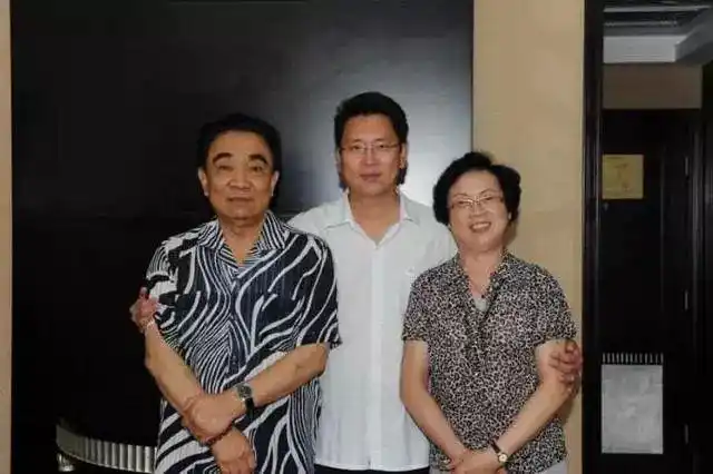 演曹操成名夫妻相伴儿子曾闹绯闻今72岁近照精神好已息影