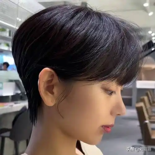 最火女士发型来了,挂耳立体短发,好看到心动