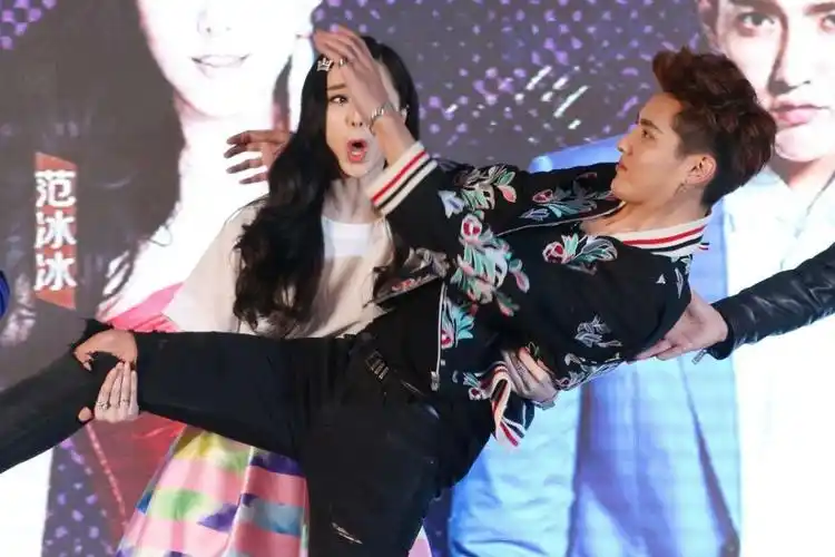 范冰冰"公主抱"吴亦凡 《挑战者联盟》上海发布会组图