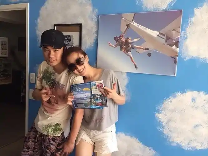 回顾陈赫二婚娶大1岁张子萱婚后连生二胎如今一家四口其乐融融