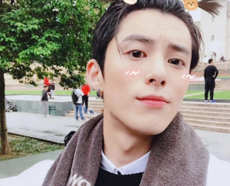 王鹤棣,棣棣两个字一起念,就很温暖的感觉,也充满了调皮.