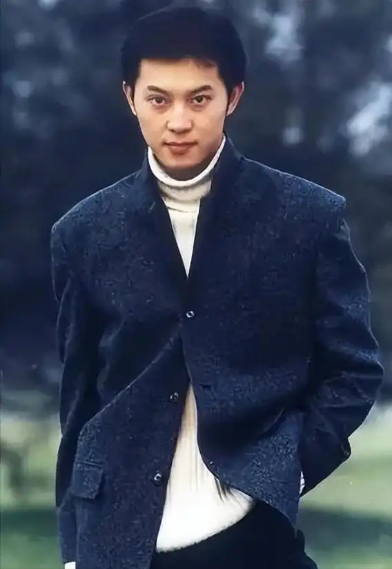 岁月真是一把"杀猪刀"!原来这些男星年轻时这么帅,沈腾变化好明显