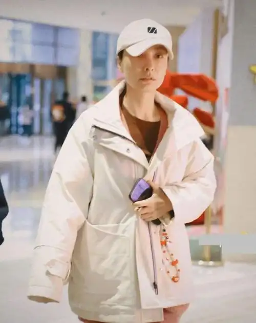 吴昕素颜亮相长沙机场清纯邻家妹妹惊艳亮相