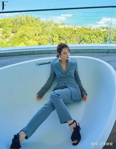 蒋勤勤海边大片释出亦柔亦飒散发女性魅力