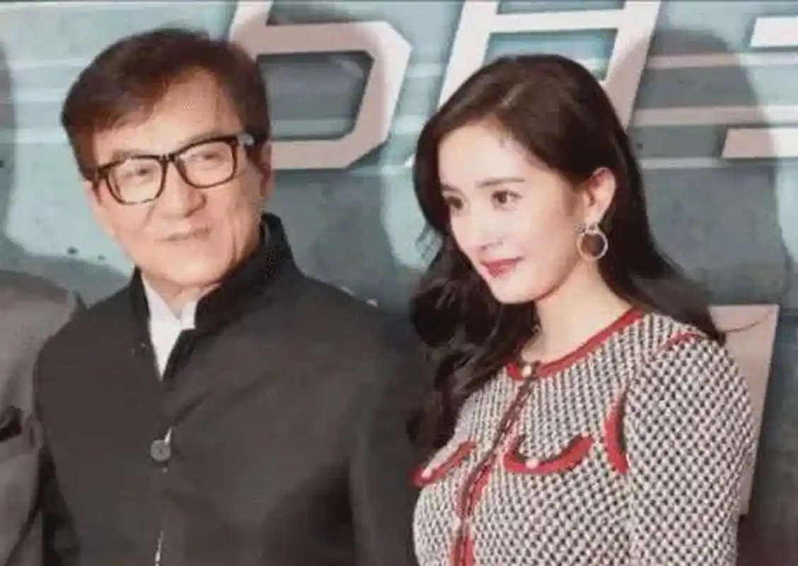 2003年,49岁的成龙和17岁的杨幂拍了一个机车广告,成龙拿到了50万