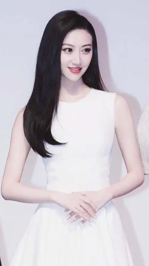 个节日,当然也少不了娱乐圈的明星们,许多女明星也纷纷晒起了儿时照片