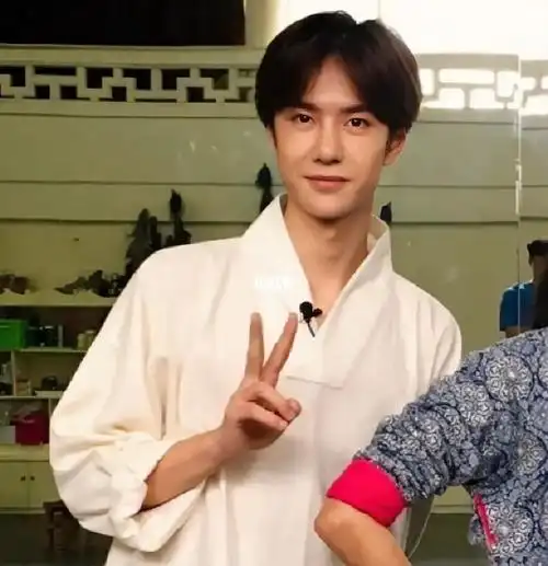 那时候还是正手比耶7015哈哈哈哈#王一博  #酷盖王一博  #王一博