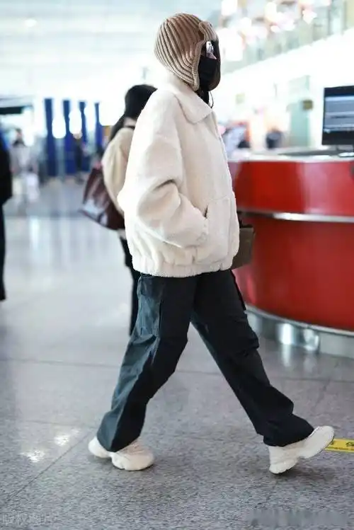 街拍:张天爱白色毛绒外套 黑色阔腿裤 针织雷锋帽个性十足_牛角_北京