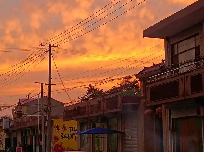 夕阳的余晖洒满繁忙的街道