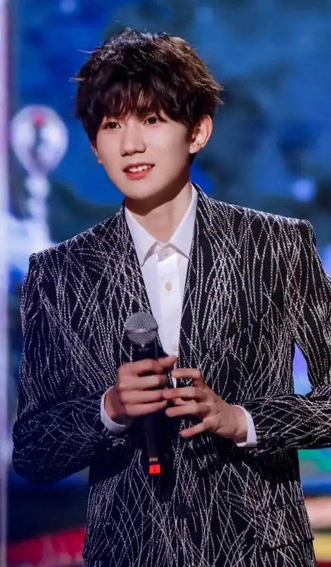 19岁王源变化大,掀起刘海露额头,油发效果意外看呆众人