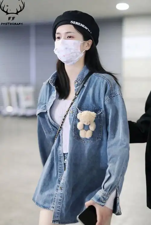 白鹿素颜走机场超能打鞋子上的花花也太可爱了