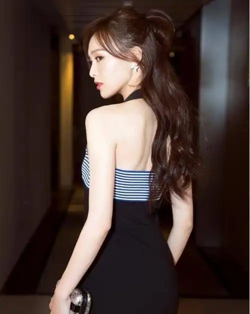 唐嫣的身材还挺有看头的一袭香槟色曳地长裙看着太动人了