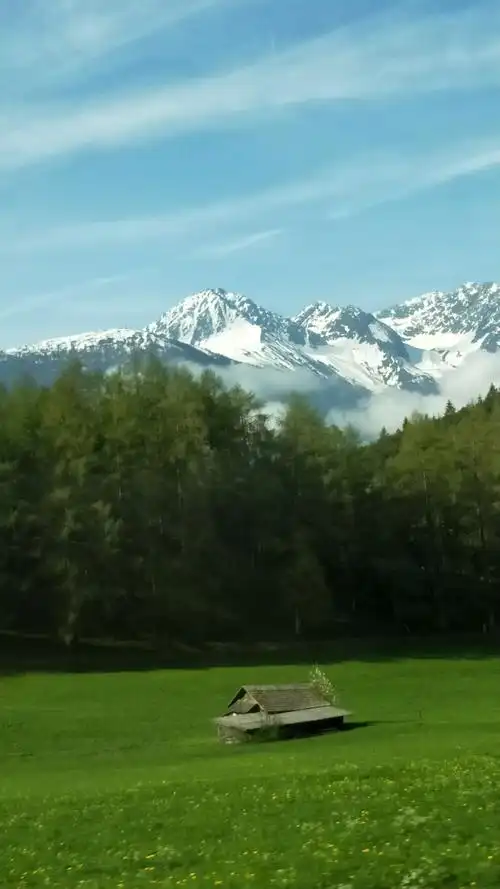 景色十分迷人,是世界著名的风景区和旅游胜地,被世人称为大自然的宫殿