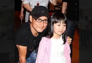 张学友女儿正面曝光 神似妈妈罗美薇读贵族学校