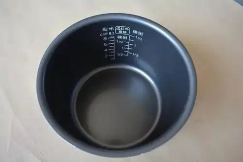 可以在电饭煲内胆里面看几升,电饭煲锅壁上面会清楚的标识出对应的升