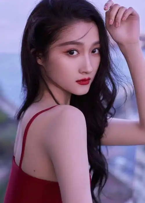 关晓彤最新海边造型太神了!