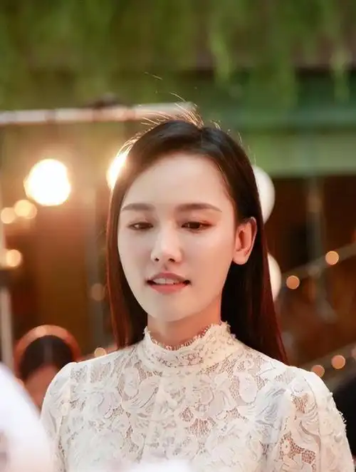 被赶到走廊睡觉,手接口水,跪地伺候穿鞋,这些明星哪来的优越感|刘涛