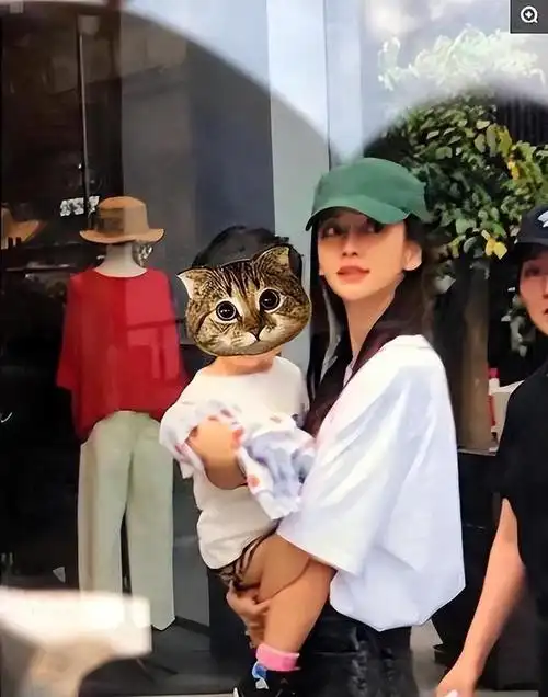 杨颖凌晨带6岁儿子现身医院!打扮随意素颜被拍,亲力亲为获称赞