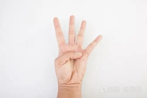 男性的手显示孤立在白色背景上的四个手指