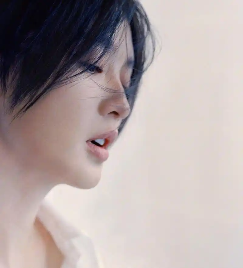 李沁时尚芭莎1月封面,一股清新气息扑面而来