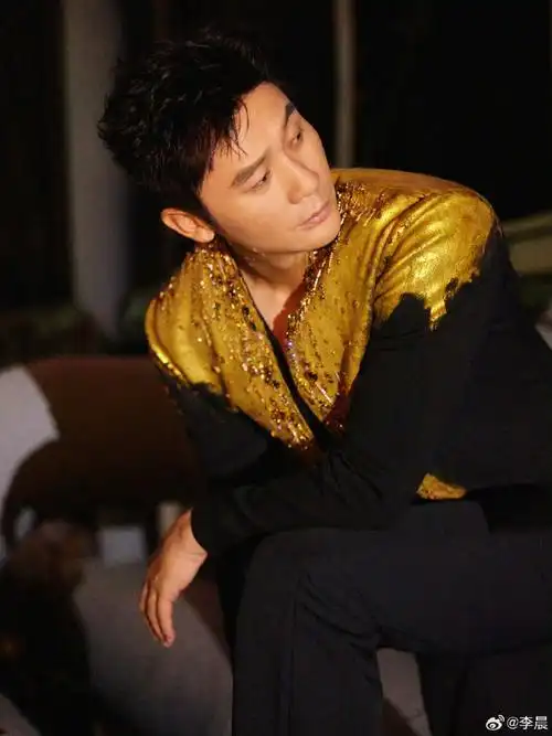 李晨鎏金岁月造型#@李晨最新活动造型释出,一袭复古鎏金西装让人瞬间