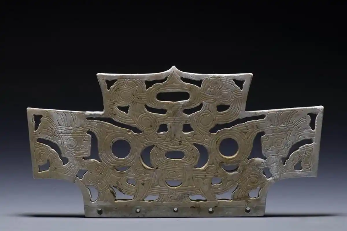 古玉居说玉# 良渚文化玉器上的纹饰,今人很难解读,可能古巫覡在椅物