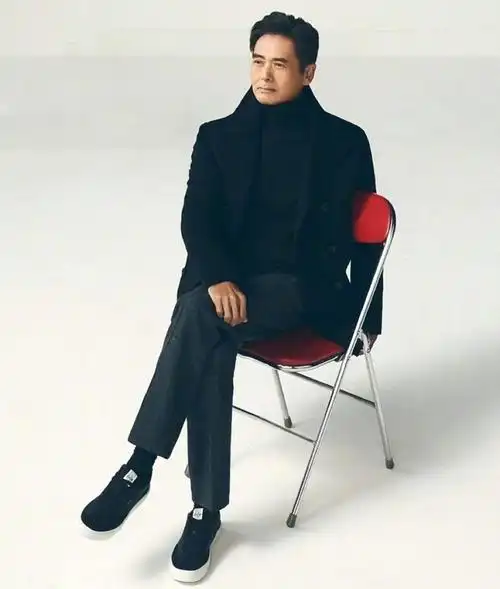 68岁周润发近照被曝光满头黑发潇洒翘二郎腿老人形象不复存在