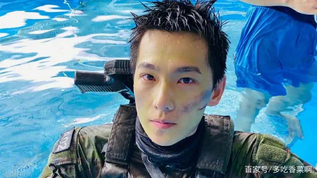 山中拍戏数月后以寸头造型回归,"杨洋真帅"上热搜