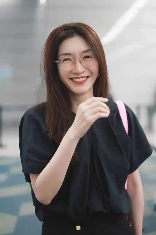 照片中,江疏影戴着一副厚厚的近视眼镜,显得有些呆萌可爱.