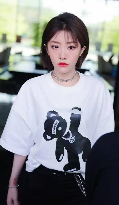 喻言,白t恤 牛仔裤简约又利落,短发刘海造型又甜又美_效果_女生_身高