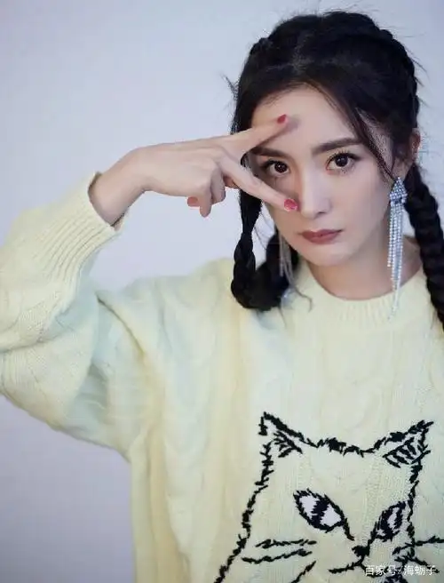 杨幂比耶卖萌甚是可爱,麻花辫的她重回少女时代!有啥开心事?