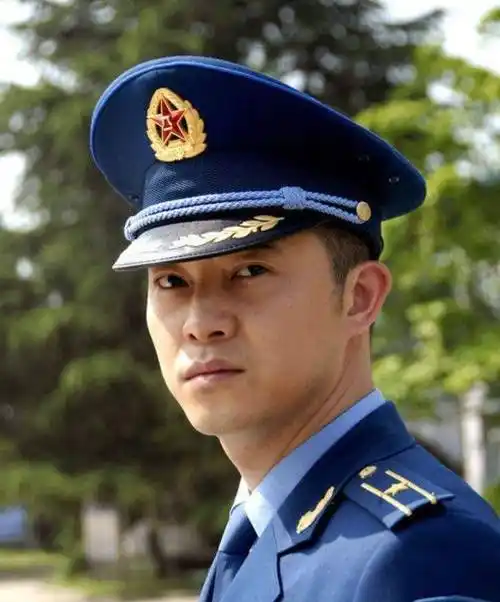 沙溢:曾经的军艺校草,怎么长成了一个"长在笑点上的男人"_因为_安吉