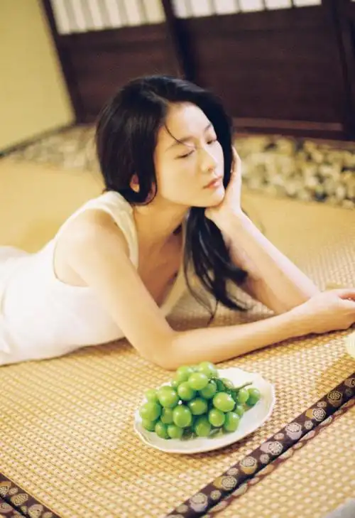 张雪迎夏日白色背心小清新私服写真组图