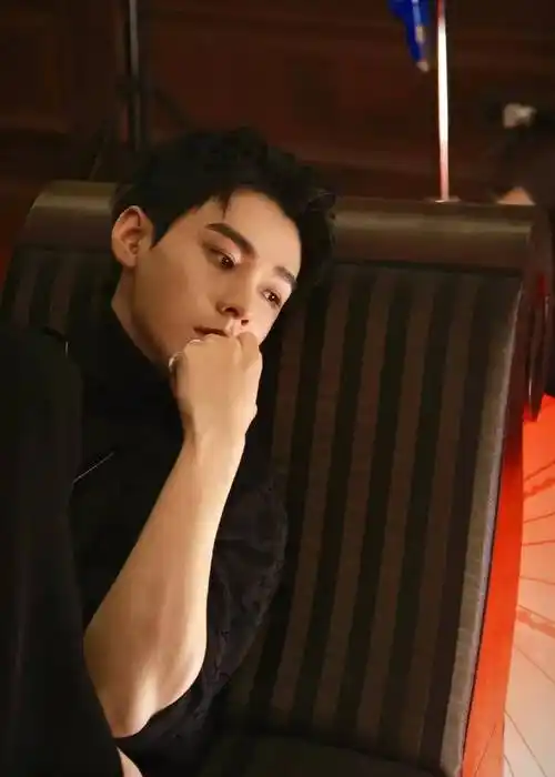 17娱乐瓜:热巴龚俊肖战李现唐嫣罗云熙朱一龙李沁谭松韵田嘉瑞_时尚