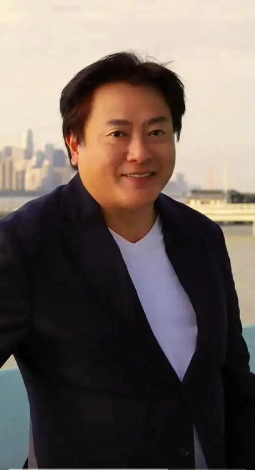 香港知名男星魏骏杰:婚变后投资百万餐厅倒闭,身材胖成球变油腻