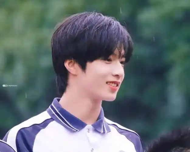 刘耀文初中毕业照,穿校服凌厉帅气,颜值不输校园小说男主角