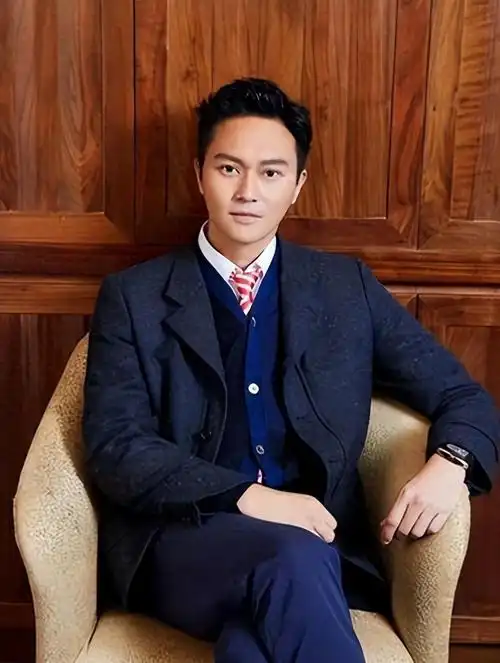 也不知道对方给张智霖画了一个多大的饼,让这个混迹娱乐圈几十年的