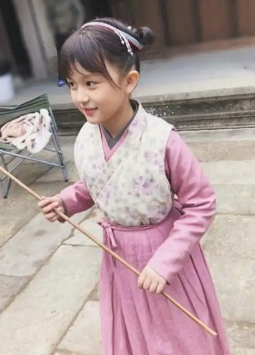 知否里的小明兰刘楚恬斐乐运动套装出镜9岁就超会穿了