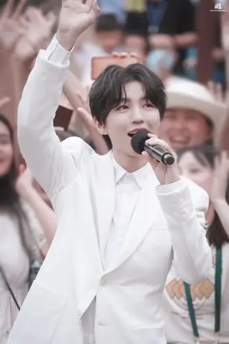 2020tfboys王俊凯 "心连心"慰问演出_高清图片大全-爱豆app