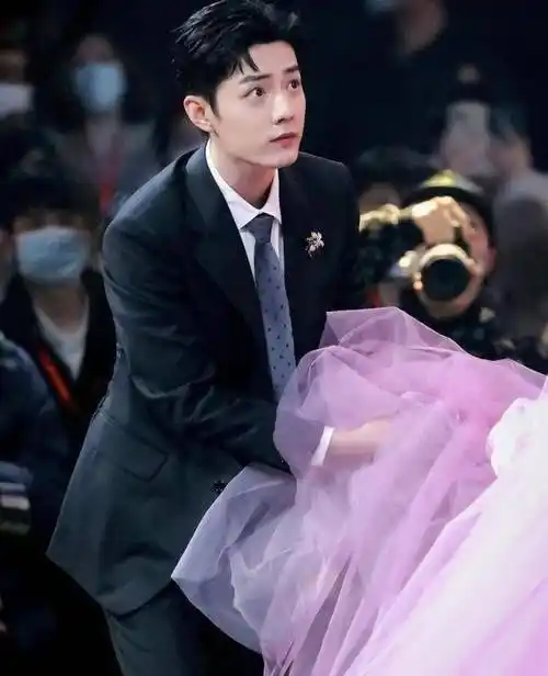 星光大赏杨紫四次对肖战喊加油,微博之夜肖战全程照顾杨紫_裙子_时候