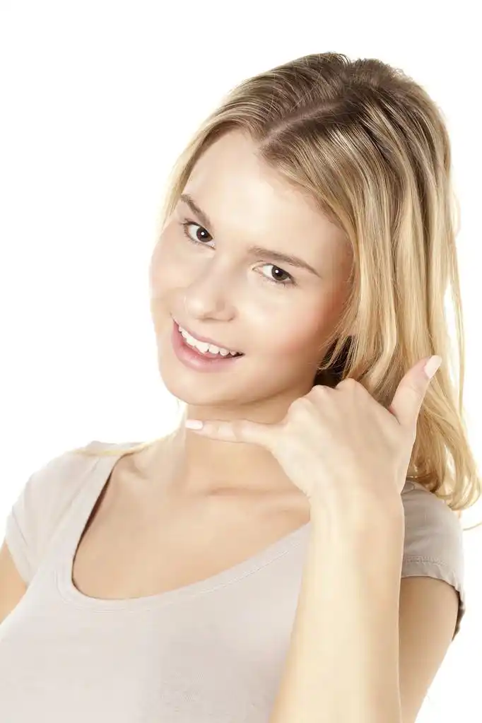 可爱的女人,可爱的女人向我做手势的照片