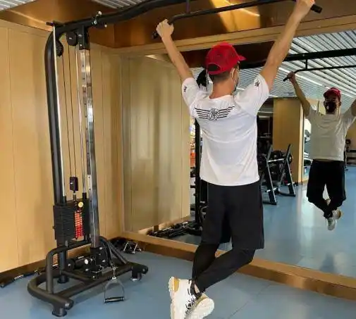 原创55岁任贤齐近照罕曝光满脸胡茬小腿肌肉突出长衫穿5年太节俭