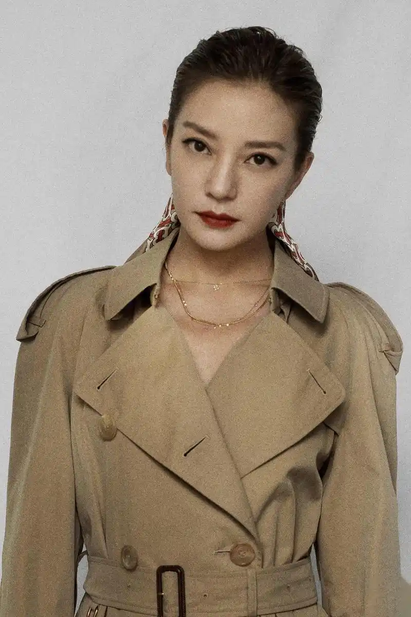 星时尚#赵薇今日曝光一组代言某英国时尚大牌的造型照.