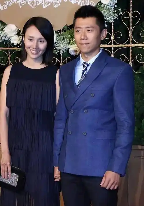 袁泉夫妇罕见合体,她穿无袖裙显胳膊壮,冷白皮也盖不住老气_夏雨_造型