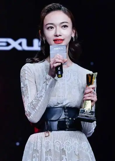 徐帆走保守路线,穿红色很容易把人的气色衬得好看