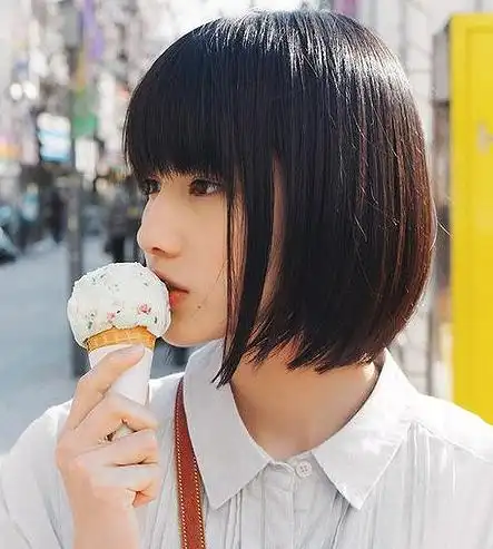 齐刘海的短发,感觉很可爱吧! # 短发# #发型# #美发